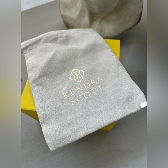 Kendra Scott Gift Box w/ Dustbag - Picture 1 of 5